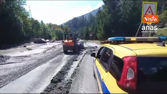 Esondazione torrente Bardonecchia, i mezzi di Anas al lavoro per sgomberare la statale 335