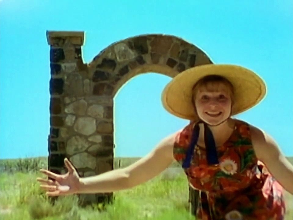 Sesame Street: Lady Discovers a Monumental N