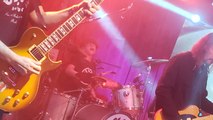 Jovem baterista 'quebra tudo' em show em Curitiba; assista