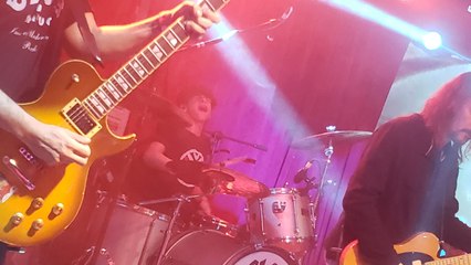 Jovem baterista 'quebra tudo' em show em Curitiba; assista