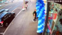 Vídeo mostra homem furtando peça decorativa de mais de R$ 700 em loja no Centro