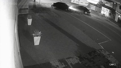 Vídeo mostra colisão frontal entre carros no Bairro Floresta