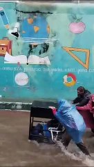 Video: Cortejo procesional en Mixco realizó su  recorrido en calles inundadas