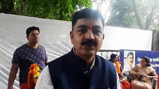 देखो ... Bhilai निगम में नेता प्रतिपक्ष बैठे झाड़ के नीचे