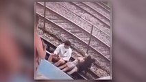 Tren raylarına oturup, fotoğraf çektirmek isteyen gençler elektrik akımına kapıldı