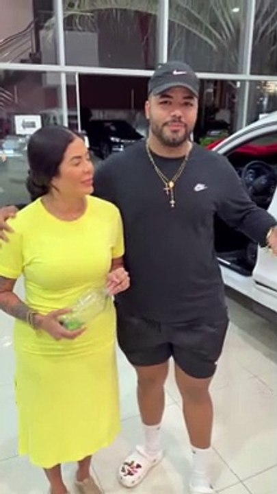 Pastora Renálida Carvalho ganha carro de luxo por influenciador