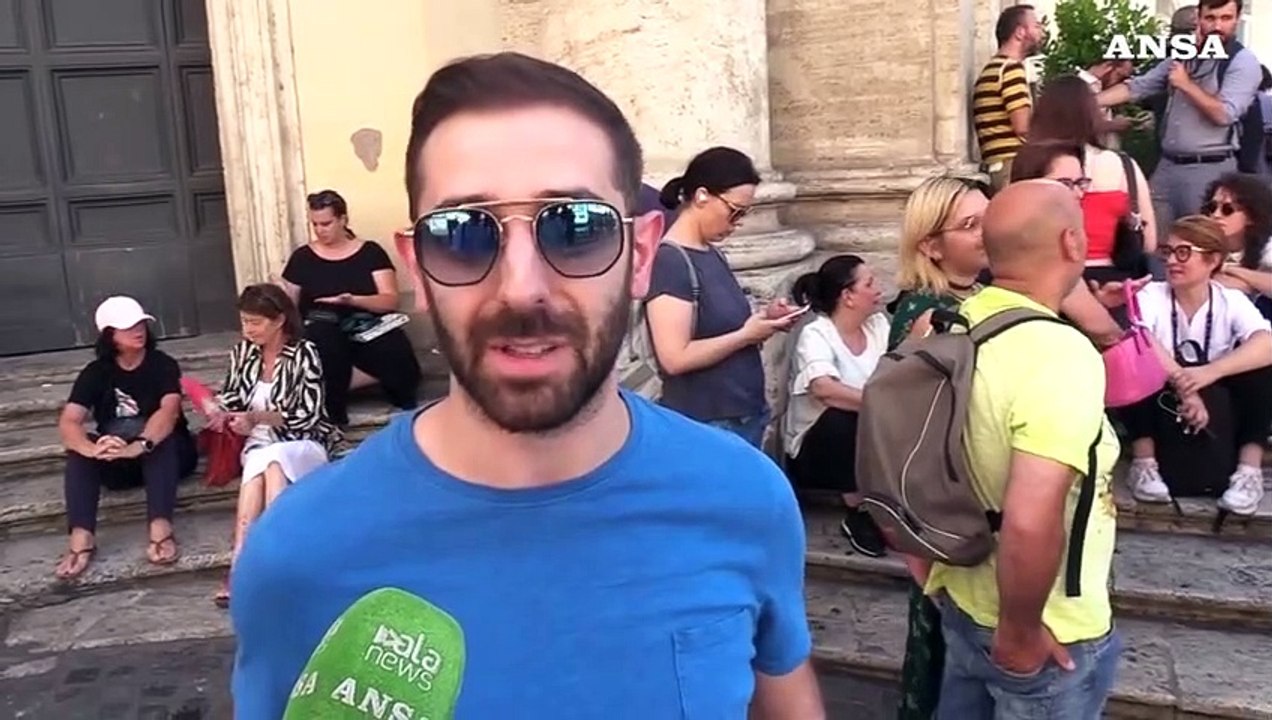 Michela Murgia, i fans fuori la chiesa: "ci ha lasciato in eredita' la lotta e l'amore"