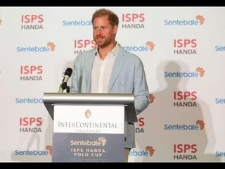 Le prince Harry se moque de Karren Brady alors que son frère William "le bat dans son propre jardin"