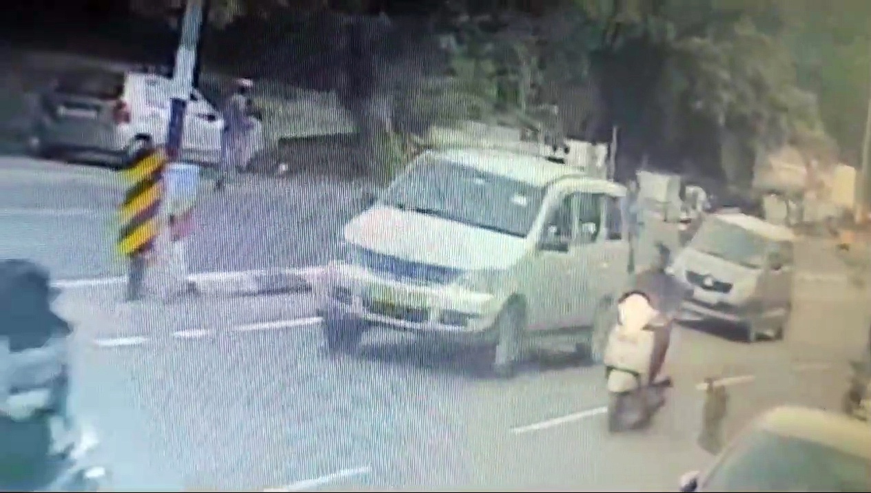 புதுச்சேரியில் பயங்கரம்.. சாலையை கடக்க முயன்ற முதியவர் அரசு பேருந்து மோதி பலி - வைரல் வீடியோ