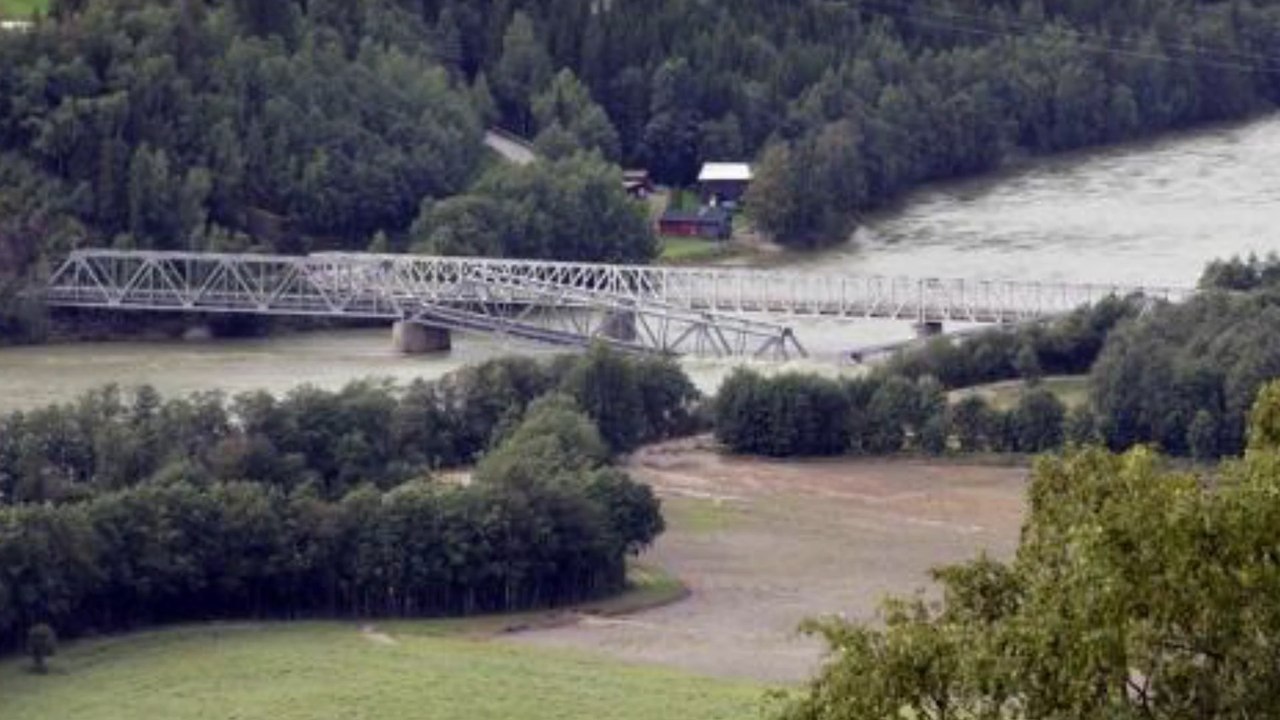 Norwegen: Überschwemmungen reißen Eisenbahnbrücke ein