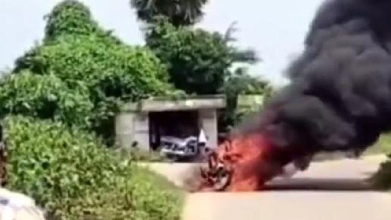 విజయనగరం జిల్లా: నడిరోడ్డుపై మంటల్లో బైక్ దగ్ధం... ఎలా అంటే ?