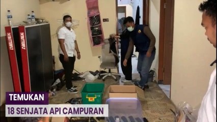 下载视频: Penggeledahan Rumah Terduga Teroris di Bekasi, Temukan 18 Senjata Api Campuran