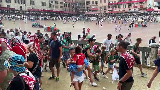 Siena, temporale si abbatte sulla terza prova del Palio