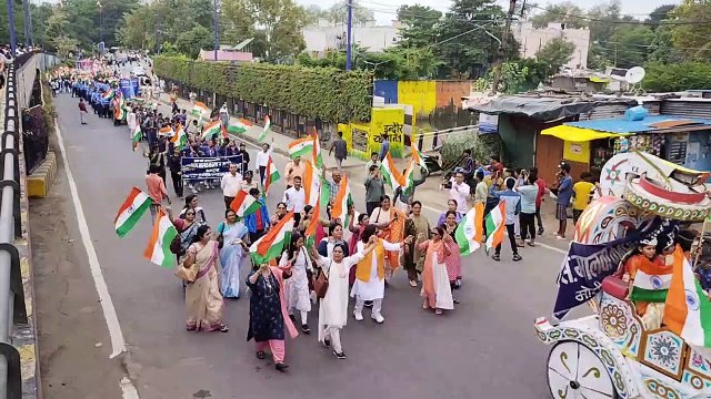 Video: तिरंगा के प्रति देखें बच्चों और शिक्षकों की दीवानगी