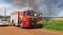 Corpo de Bombeiros combate incêndio em vegetação no Cascavel Velho