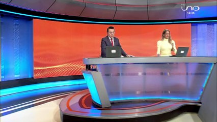 Amparo Carvajal le entrega una carta al Presidente