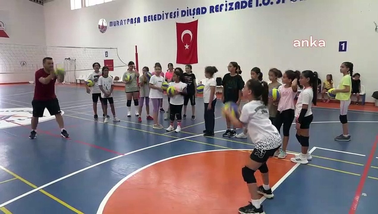 Les cours de volley-ball se poursuivent dans les écoles de sports d'été d'Antalya