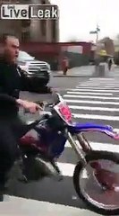 Un policier teste une motocross et va le regretter