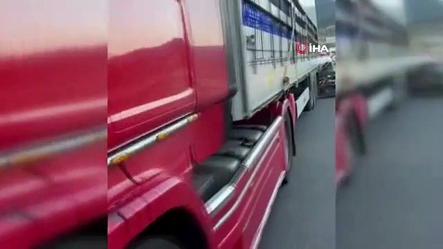 5 personnes blessées dans la voiture coincées dans la remorque du camion à Gerede