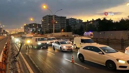 Hızını alamayan araç refüje çarptı: 3 yaralı