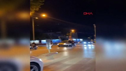 Voyage dangereux sur le toit de la voiture électrique