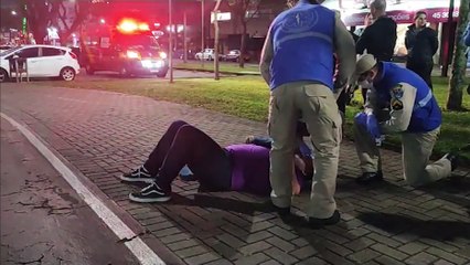 Homem fica ferido ao sofrer queda com moto elétrica na Av. Brasil