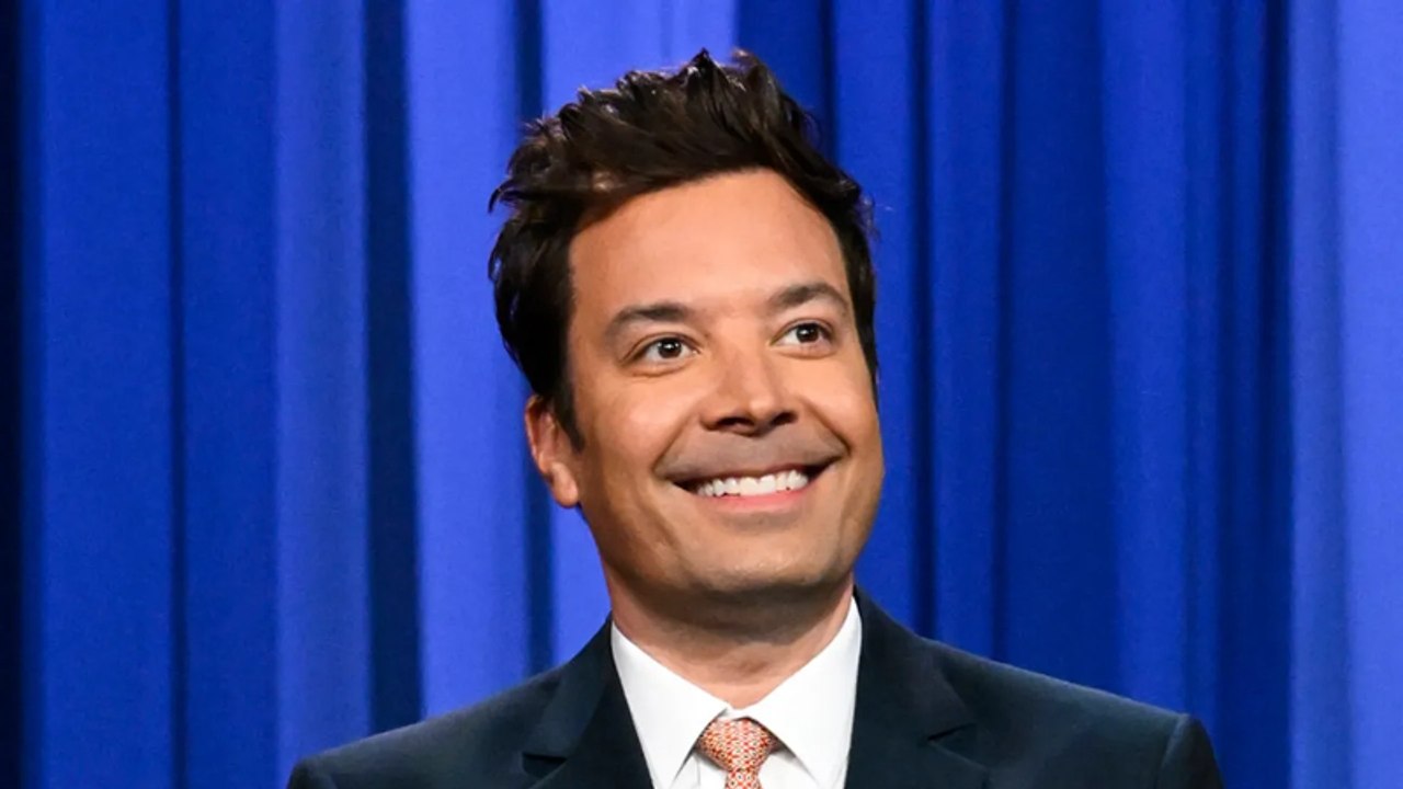 Jimmy Fallon Surprises Fans at Jonas Brothers' Concert & Sings 'Mr. Brightside' | THR News