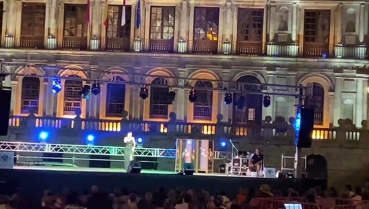 Tributo a Isabel Pantoja en la plaza del Ayuntamiento
