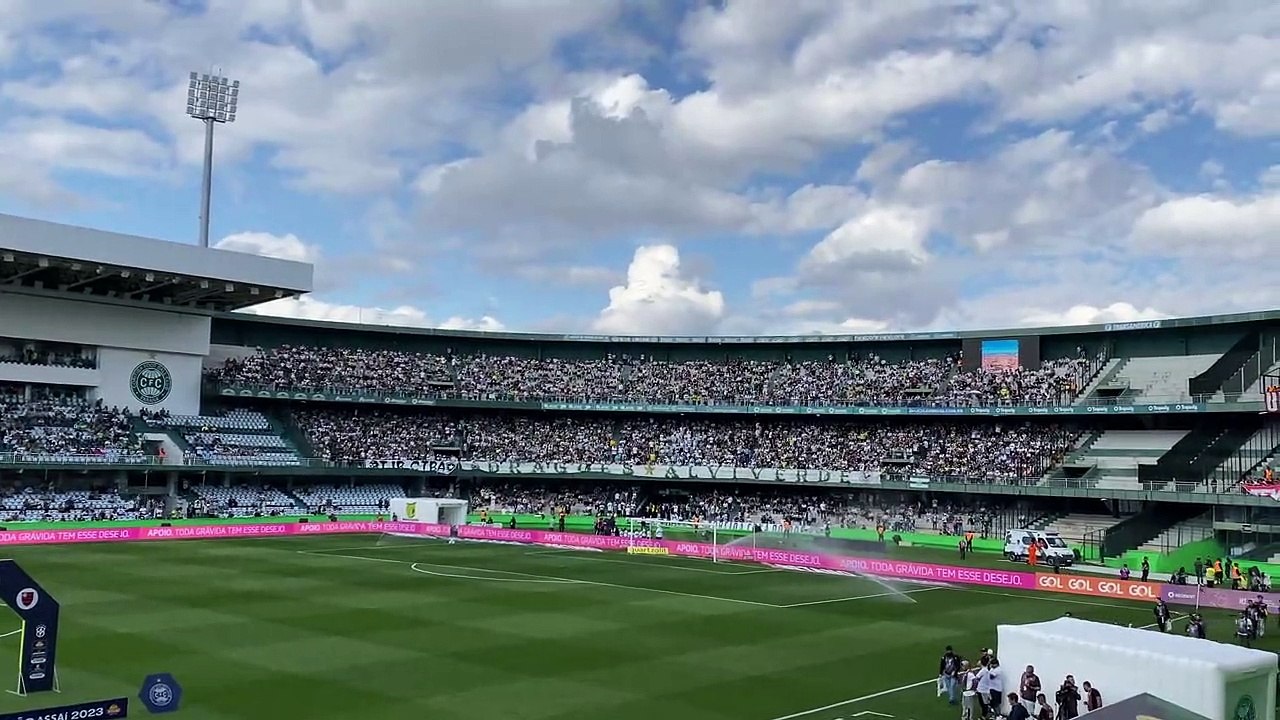 Coritiba anuncia Slimani