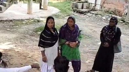 Télécharger la video: लखीमपुर खीरी: विवाहिता की जहरीला पदार्थ खाने से इलाज के दौरान हुई मौत