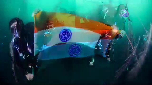 ஆழ்கடலுக்குள் தேசிய கொடிக்கு நீச்சல் வீரர்கள் மரியாதை; புதுவையில் அசத்தல்