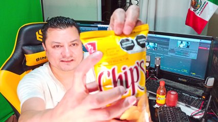 Comiendo papas Chips de barcel con sal deliciosa botana frituras ideal para comer en la oficina