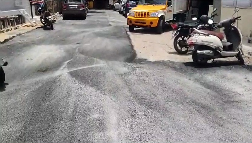 திருப்பூரில் கார்கள் நின்ற இடத்தை விட்டுவிட்டு சாலை அமைத்த ஊழியர்கள்; பொதுமக்கள் வியப்பு