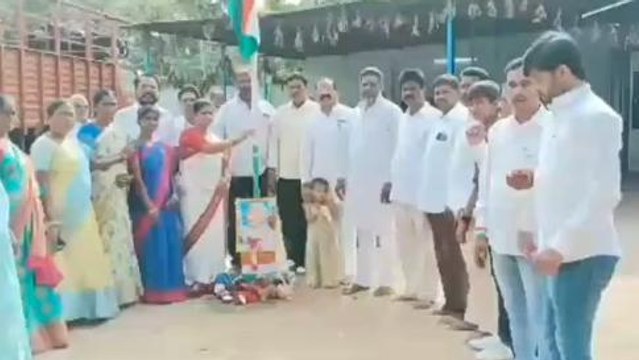 సదాశివపేట: కాంగ్రెస్ పార్టీ కార్యాలయంలో జాతీయ జెండా ఆవిష్కరణ
