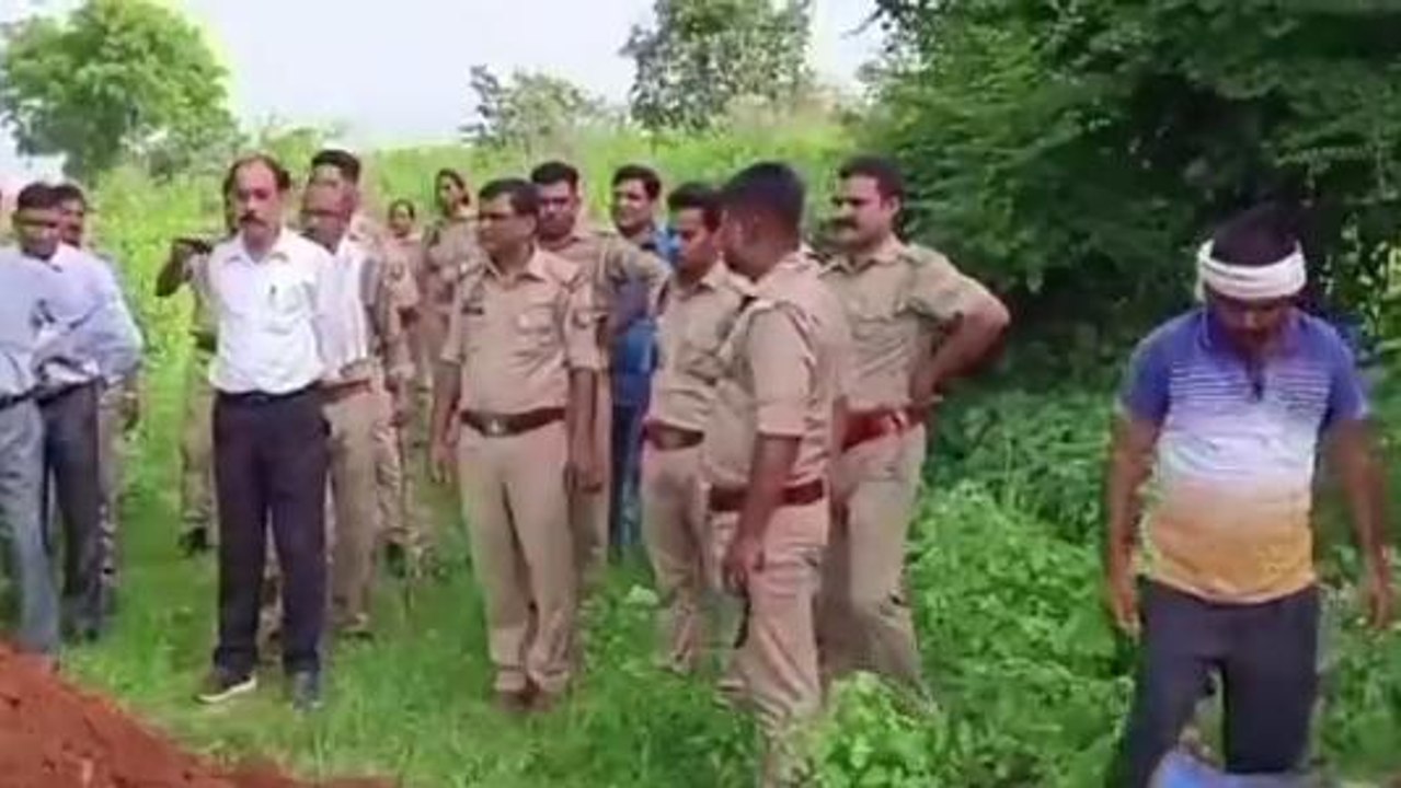 झांसी: जंगल में छुपा रखी थी शराब का जखीरा,पुलिस ने छापा मारकर की बरामद