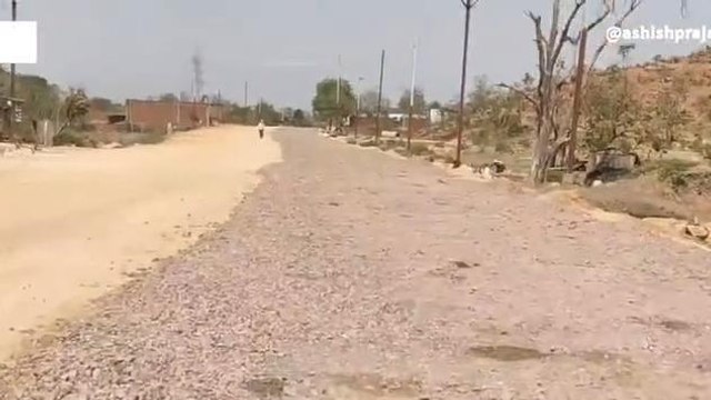 निवाड़ी: 1 साल से अधूरा पड़ा सड़क निर्माण कार्य, ग्रामीणों ने जिम्मेदारों से लगाइ गुहार