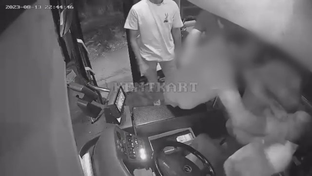Yolcunun otobüs şoförüne saldırısı kamerada