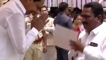 ములుగు: సీఎం చేతుల మీదుగా అవార్డు అందుకున్న కొండాయి టీచర్