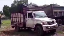 नरसिंहपुर: मवेशियों की हड्डियों से भरे वाहन को पुलिस ने पकड़ा, पुलिस के किया हवाले