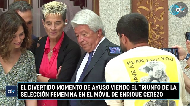 El divertido momento de Ayuso viendo el triunfo de la Selección femenina en el móvil de Enrique Cerezo