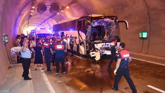 Yolcu otobüsü tünelde kamyona çarptı