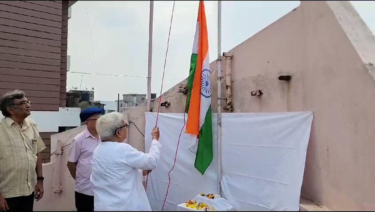 নীতি বদলে বামেদের জাতীয় পতাকা উত্তোলন! দল নয়, দেশ বড়র ইঙ্গিত নেতৃত্বের | Oneindia Bengali
