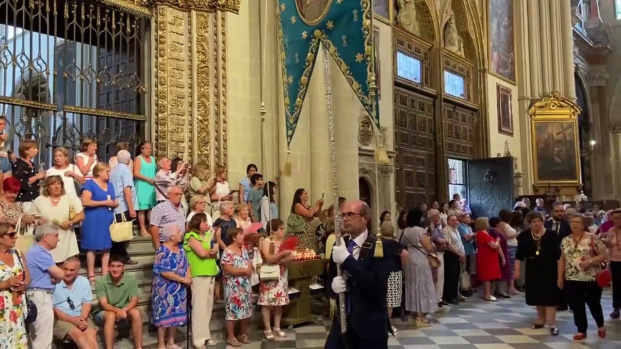 La Virgen del Sagrario procesiona por la Catedral en su día grande.