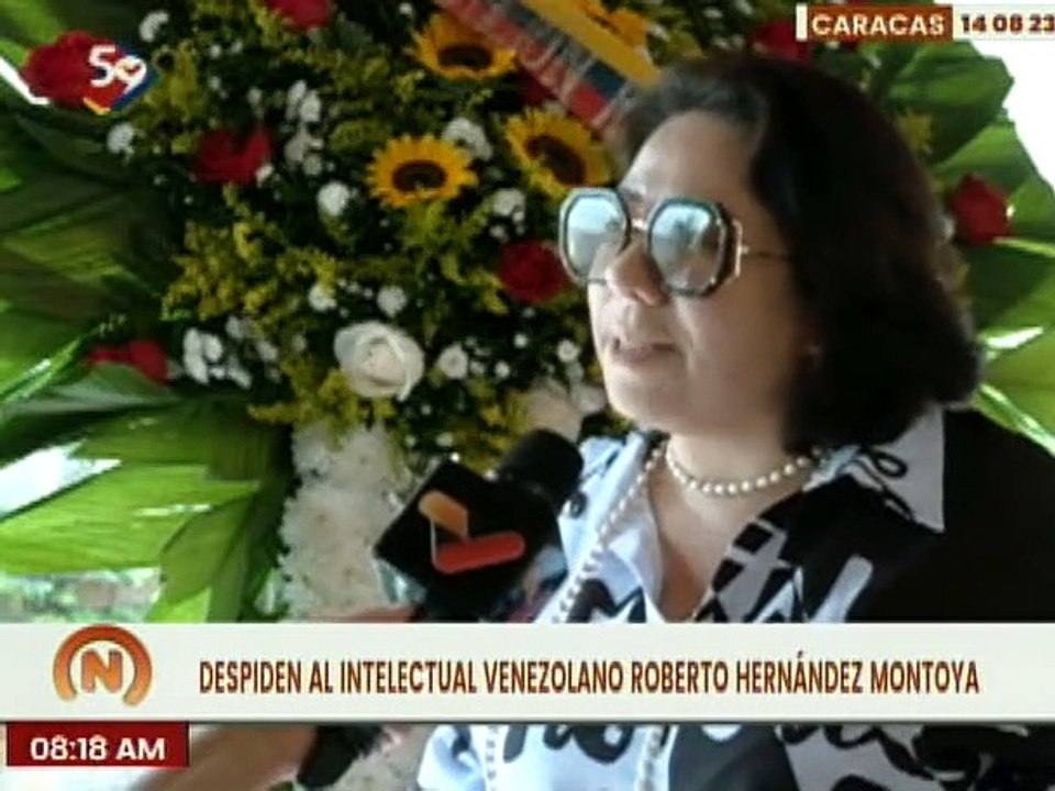 Familiares y amigos despiden al célebre intelectual, Roberto Hernández Montoya