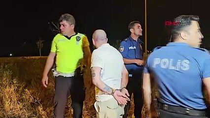 5 personnes prises dans une voiture en train de jeter des objets durs sur un véhicule de police à Adana