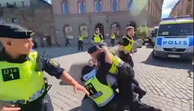 Kur'an'a saldırıyı engellemek isteyen Müslüman vatandaşı polis darbetti!