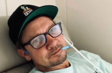 Jeremy Renner e le 30 ossa rotte, ecco come sta