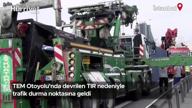 TEM Otoyolu'nda devrilen TIR nedeniyle trafik durma noktasına geldi