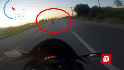 Motociclista a mais de 200 km/h morre ao atingir carro em rodovia
