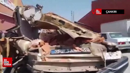 Çankırı'da sollama yapan tırdan düşen tuğlaların altında kaldı
